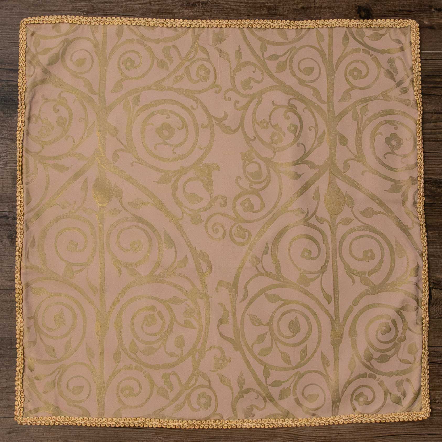 Tarot Cloth – Pale Pink Windsor Scroll (60x60)