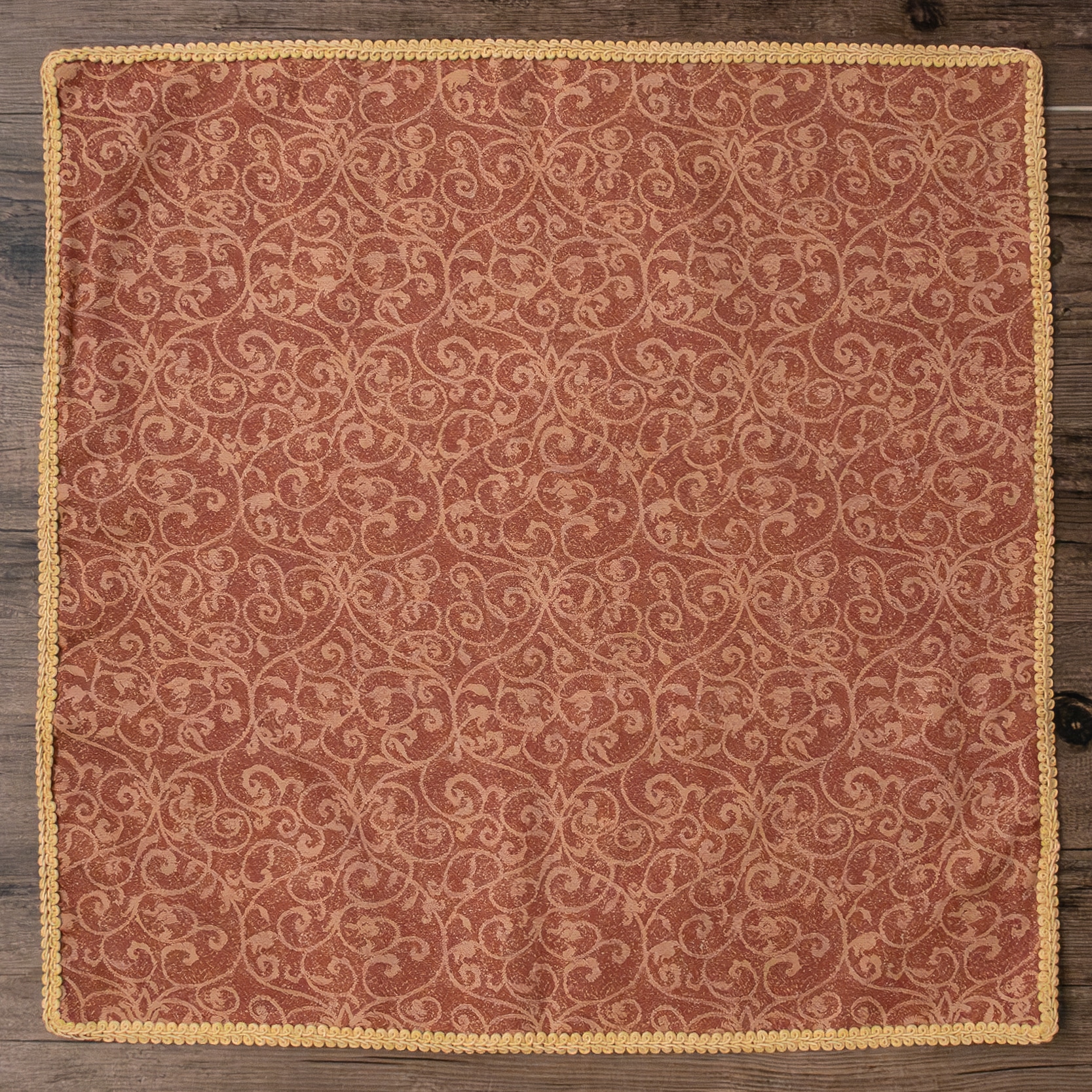 Tarot Cloth – Red Windsor Scroll (80x80)